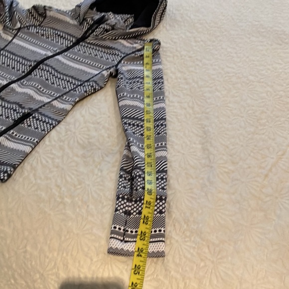 Super cute and comfy Lorna Jane hoodie with front zip and thumb holes. - Picture 13 of 15